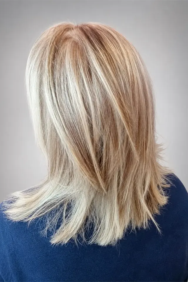 Mi-long blond beige effilé réalisé au Salon by Jean-Marc