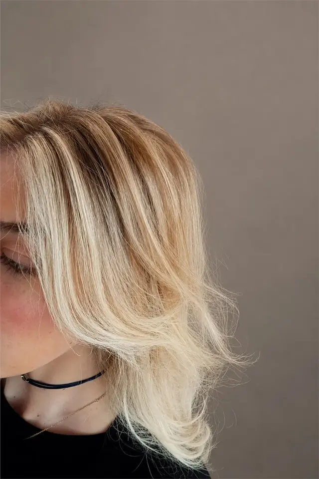 Mi-long blond lumineux réalisé au Salon by Jean-Marc
