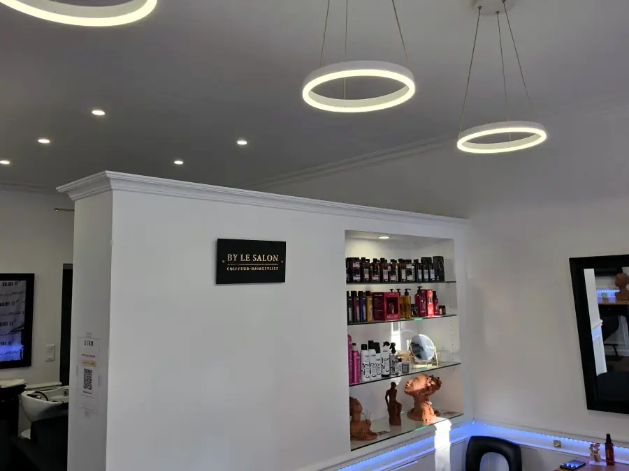 Salon de coiffure Le Vésinet - ambiance intérieure du Salon by Jean-Marc avec produits professionnels et luminaires